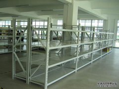 中型三立柱貨架安裝完畢